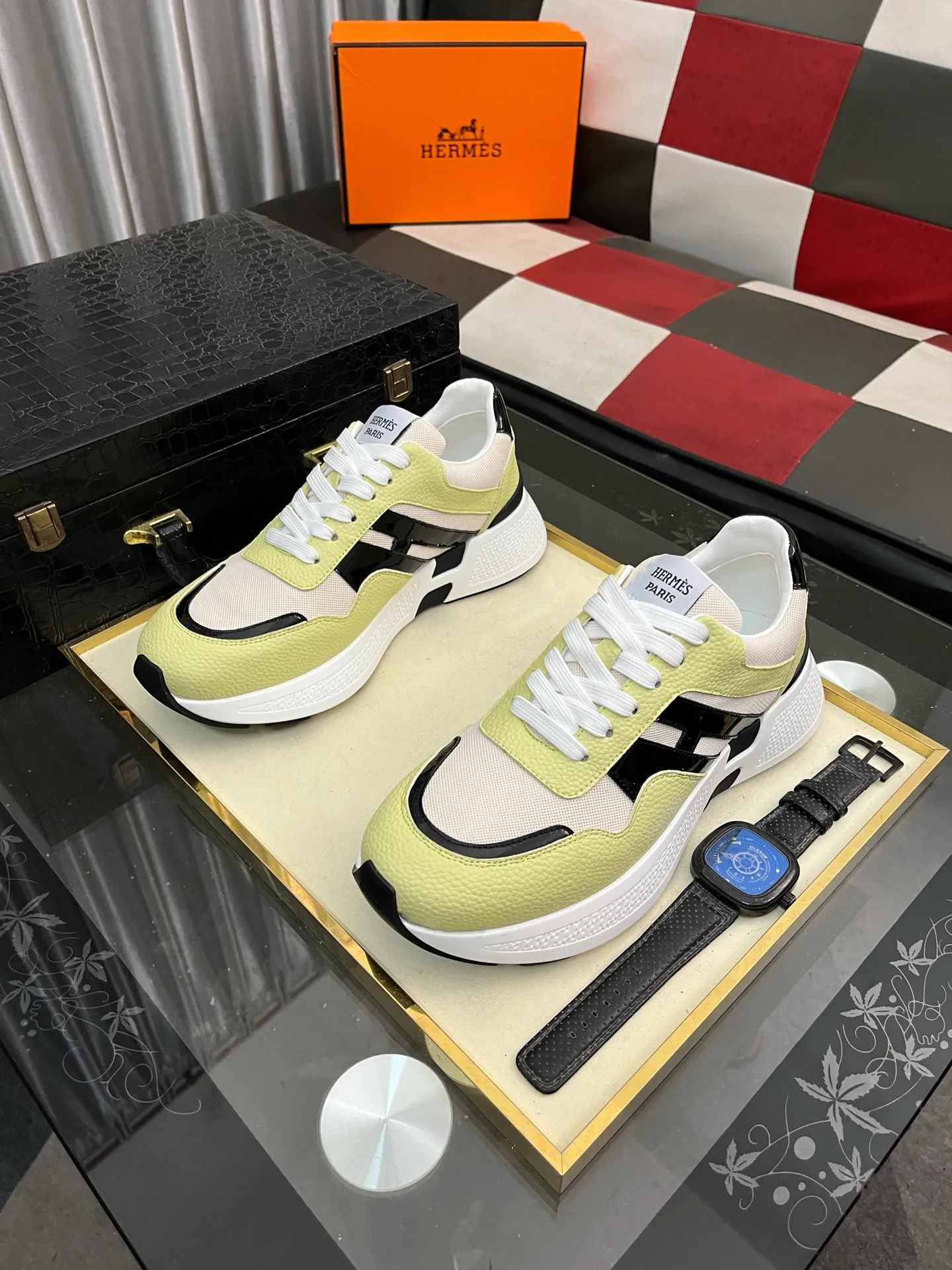 Men's shoes 💰540⌚️⌚️HERMES/Hermès Hugo thick-soled sneakers, casual men's shoes, these sneakers are made of imported first-layer cowhide leather and breathable mesh design. The contrasting color design creates a dynamic and modern shape. The front end of the toe is decorated with natural-color rubber inlays, which is novel and fashionable. The texture is incomparable, with cowhide lining and cowhide foot pads, the upper foot is comfortable and breathable, and the rubber sole is decorated with geometric patterns and iconic "H" details. A very personal one! Size: 38-44